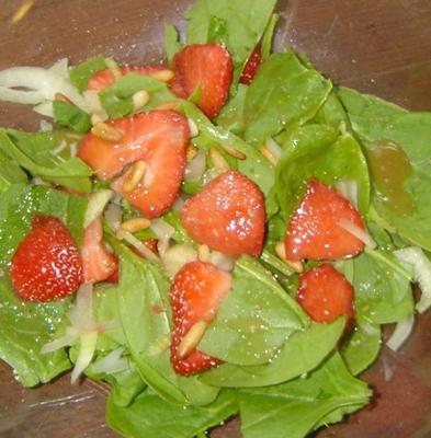 spinazie en aardbei salade met honing mosterd vinaigrette