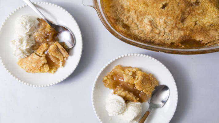 caramel apple dump cake