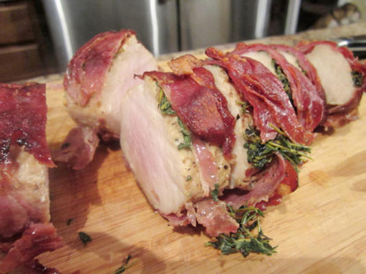 varkenshaas gewikkeld in prosciutto, met een gekruide panensaus