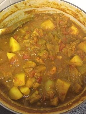 Indiase curry met aardappelen, kip en aubergine