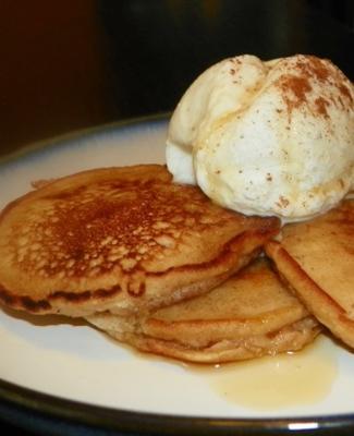 kaneel pannenkoeken met ijs en ahornsiroop