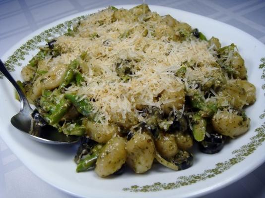 gnocchi met asperges en olijven in een romige pestosaus