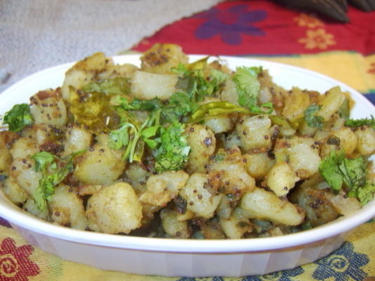 aardappelen met verse curry bladeren (bhaji)