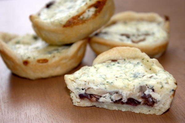 balsamico-taartjes met ui, champignons en blauwe kaas