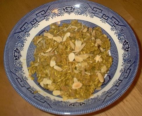 gecurryde rijst met rozijnen, abrikozen en amandelen