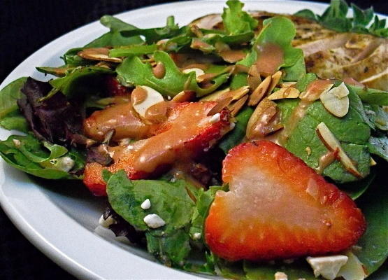 baby slaat salade met aardbeien en blauwe kaas