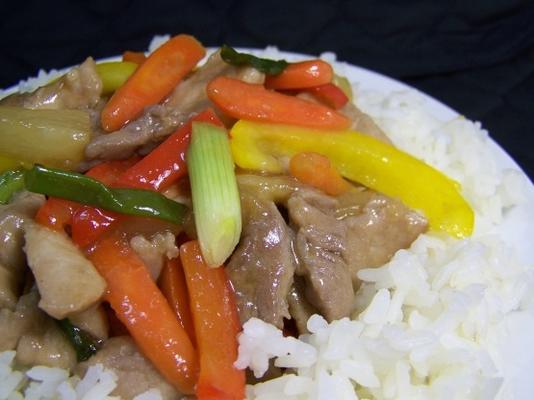 geroerbakt varkensvlees met zoetzure saus