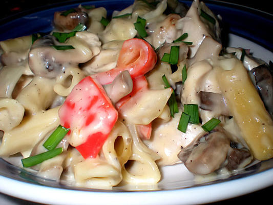 romige olijf kip bakken met rode pepers en champignons