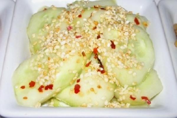 Aziatische sesam-komkommersalade