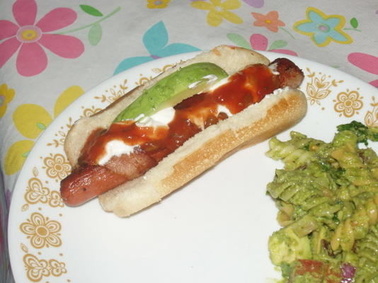 spek-verpakte hotdogs met avocado