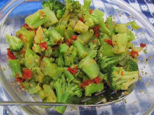 broccoli met zongedroogde tomaten en geroosterde knoflook