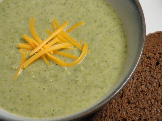 gezonde broccoli, witte bonen en cheddar soep