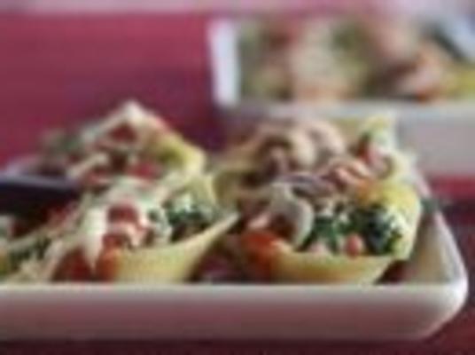 worst en aubergine-gevulde schelpen in roomsaus-roomsaus