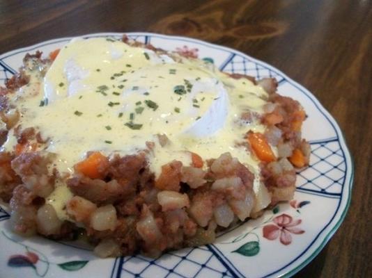 corned beef met gepocheerde eieren onder Hollandaise