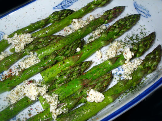 geroosterde asperges bestrooid met feta, olijfolie en dille