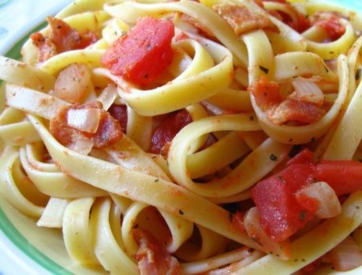 tomaat, spek en ui fettuccine