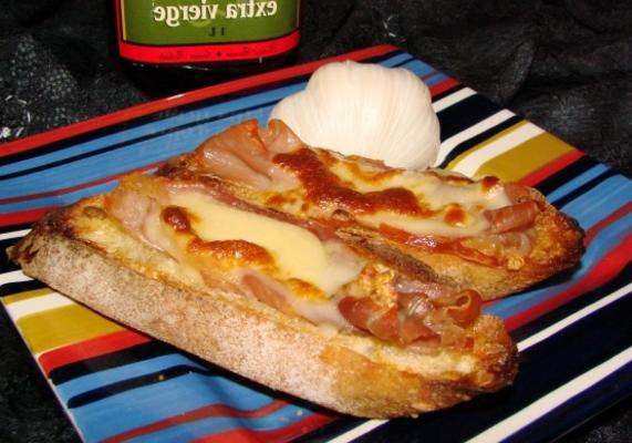 gegrild brood met ham en mozzarella