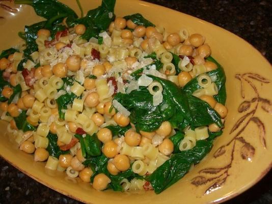 pasta met spinazie, kikkererwten en spek