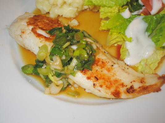 sautandeacute; ed tilapia met dressing van honing-scallion