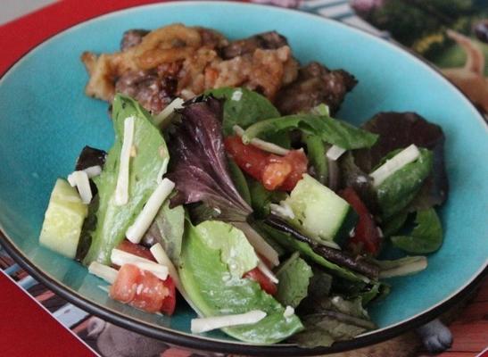 mediterrane salade met zelfgemaakte dressing