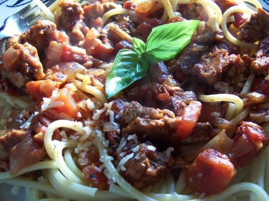 worst en geroosterde tomaten op pasta