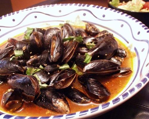 geroerbakte mosselen met chili, knoflook en basilicum