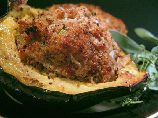 zuidelijke cornbread dressing in acorn squash