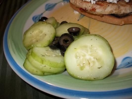 komkommers met olijven
