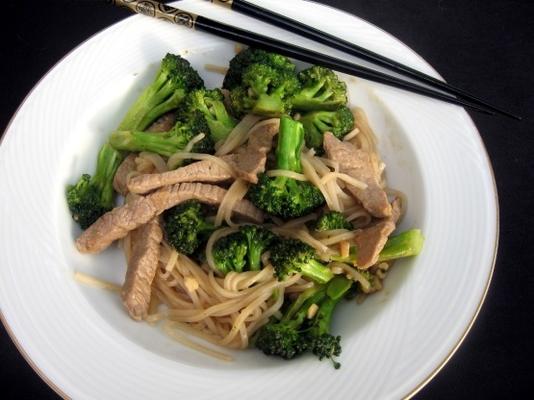 knoflookrundvlees met noedels en broccoli