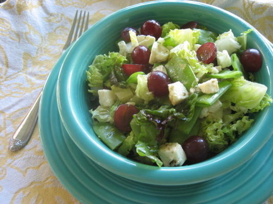 veldsla met peultjes, druiven en feta