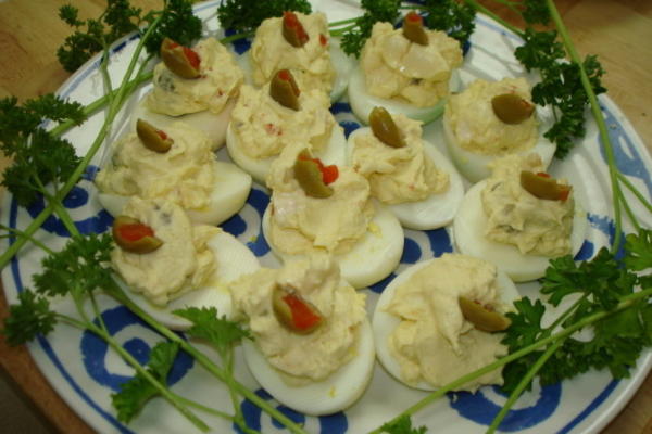 roomkaas en olijf deviled eggs
