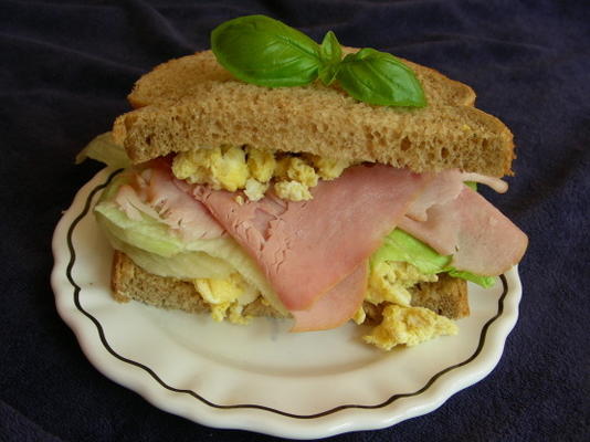sandwichham met open gezicht en gekookt ei met bieslook