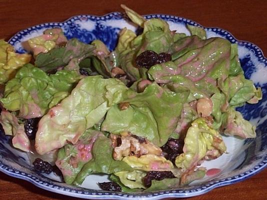 sla, rozijnen en walnootsalade met romige frambozendressing