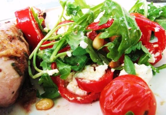 geitenkaas salade met tomaten, paprika en raket