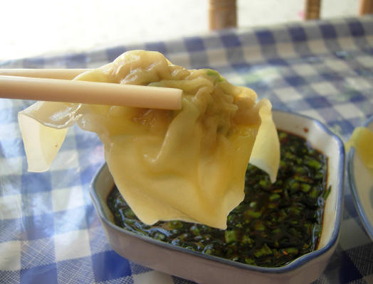 wontons met lente-ui, gember en azijn dressing