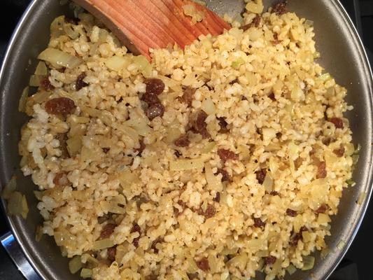 gecurryde rijst met rozijnen