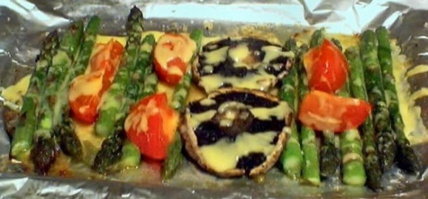 asperges, champignons en tomaten bakken met gekruide kaassaus