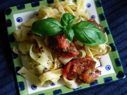 linguini met rauwe tomaten en basilicum