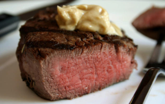 gemarineerde filet mignon met gearomatiseerde boter