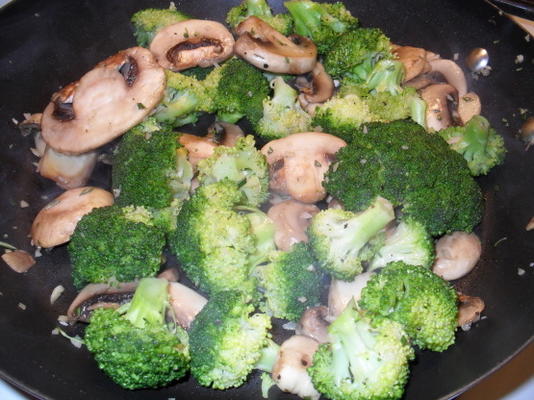 knoflook-spiked broccoli en champignons met rozemarijn