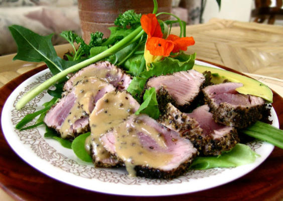 aangebraden Ahi tonijn met lavendel-peper korst
