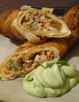 flautas de pollo met avocadoroom