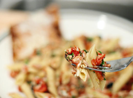 tonijn puttanesca en penne