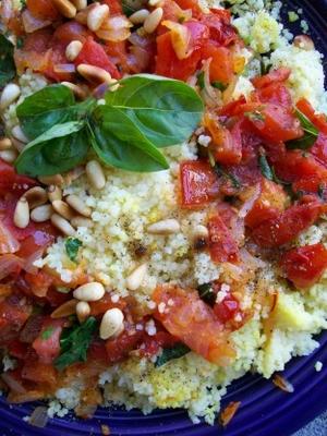 Israëlische couscous met stevige tomatensaus