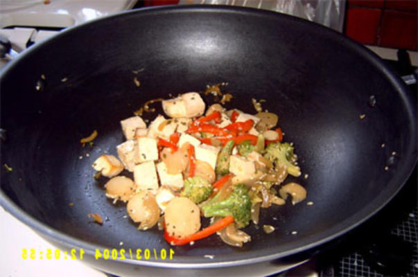 veggie tofu roerbakken met sesamzaad over bruine rijst