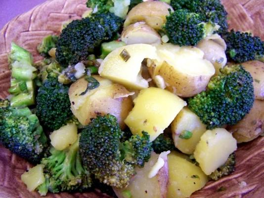 hete aardappel en broccolisalade