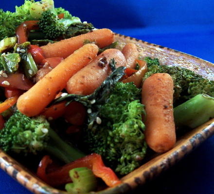 gemberwortelen en broccoli met sesamzaad