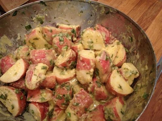 veganistische rode aardappelsalade uit het kookboek voor hele voedingsmiddelen