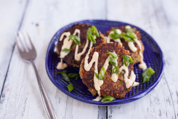 kaasachtige quinoa-cake met een geroosterde knoflook en citroenaioli