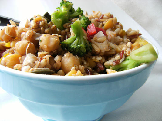 gemakkelijk balsamico kikkererwten, bruine rijst en broccolisalade